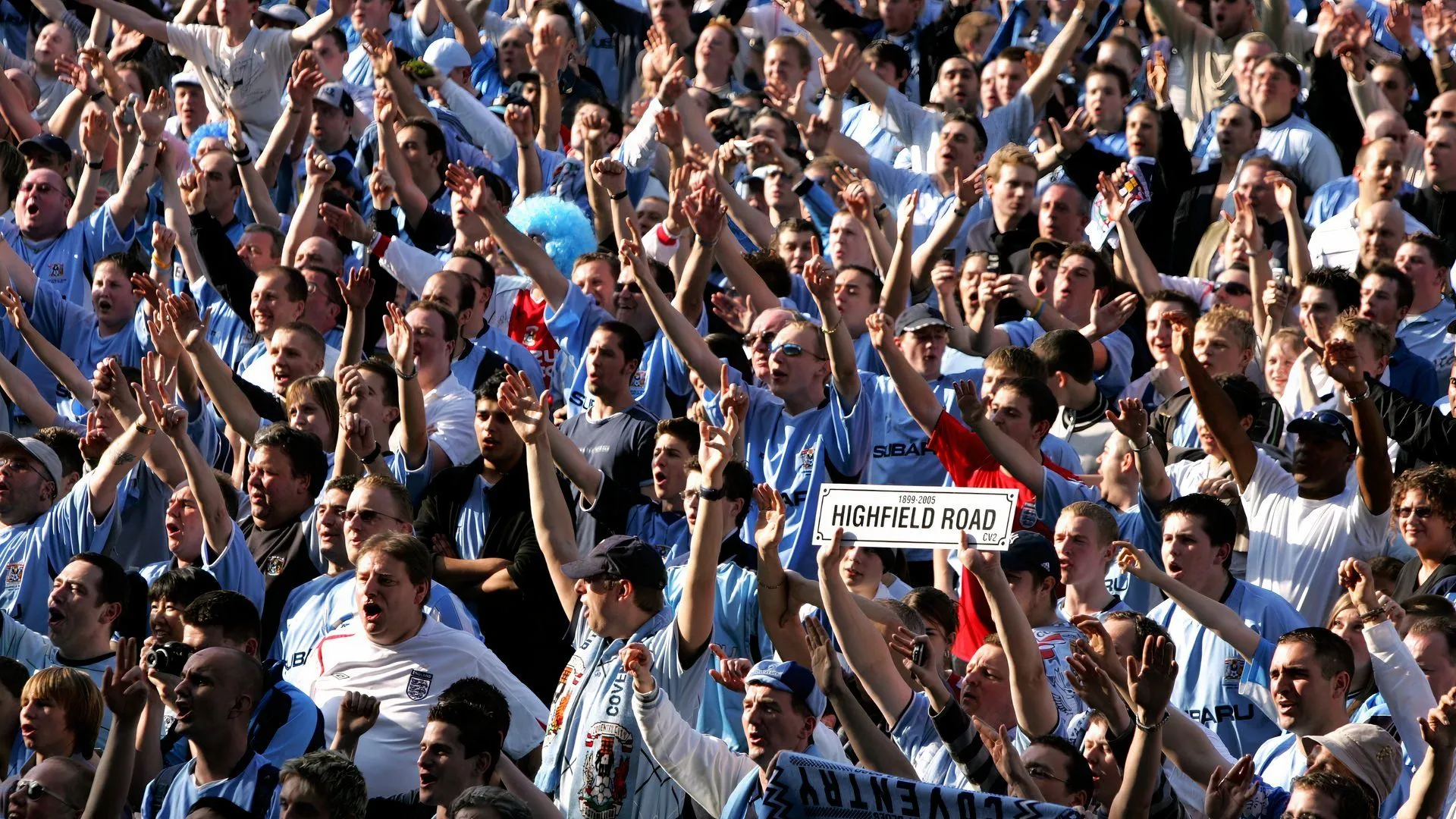Cổ động viên Coventry tại CBS Arena, tâm lý nhạy cảm do lịch sử sân bãi và vấn đề tài chính