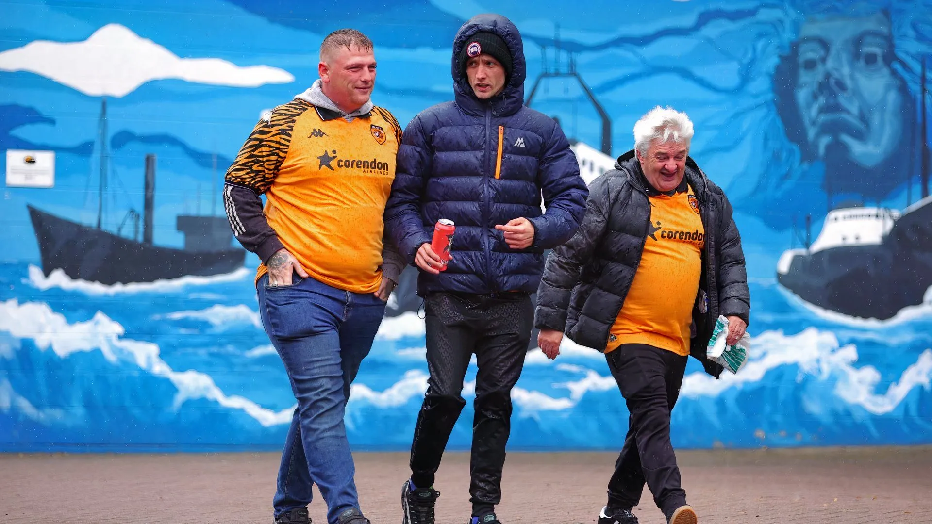 Cổ động viên Hull City tại MKM Stadium thể hiện sắc vàng đen của đội bóng vùng Yorkshire