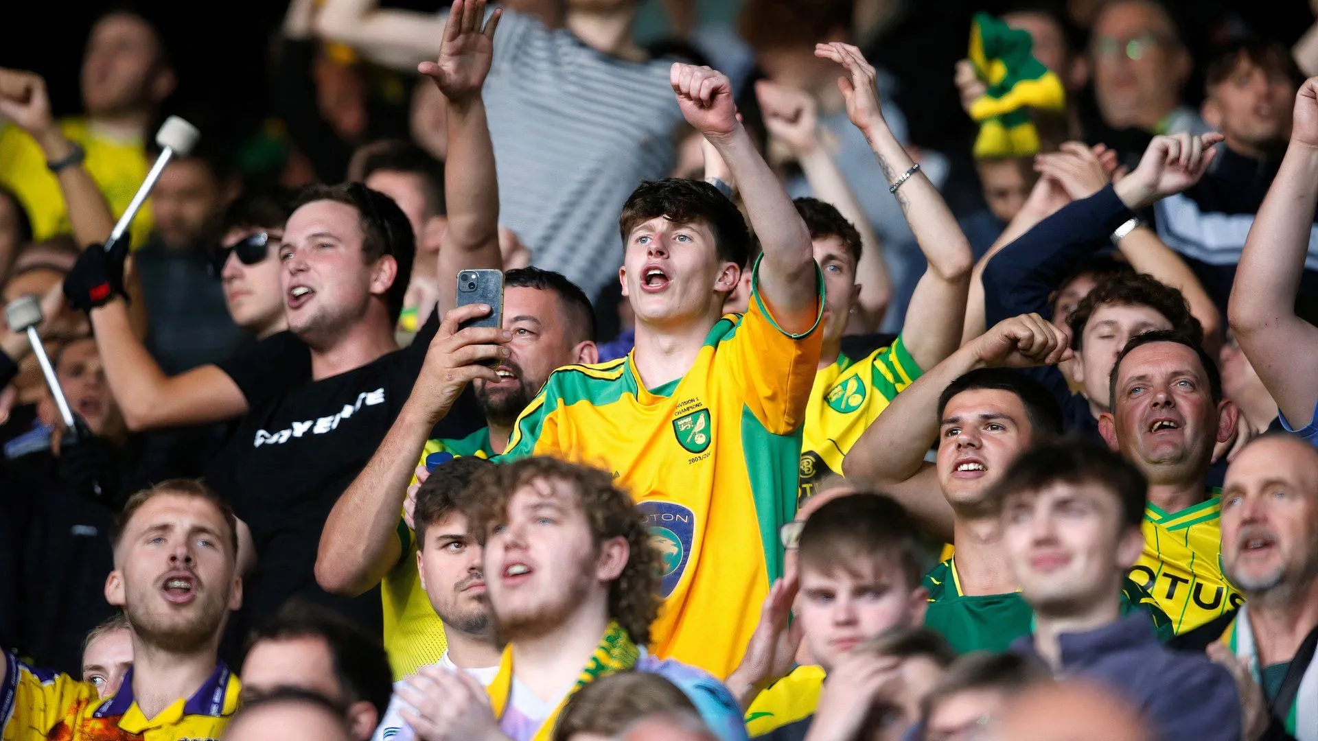 Cổ động viên Norwich ăn mừng và thất vọng theo trận đấu, cảm xúc thăng trầm của fan Canaries