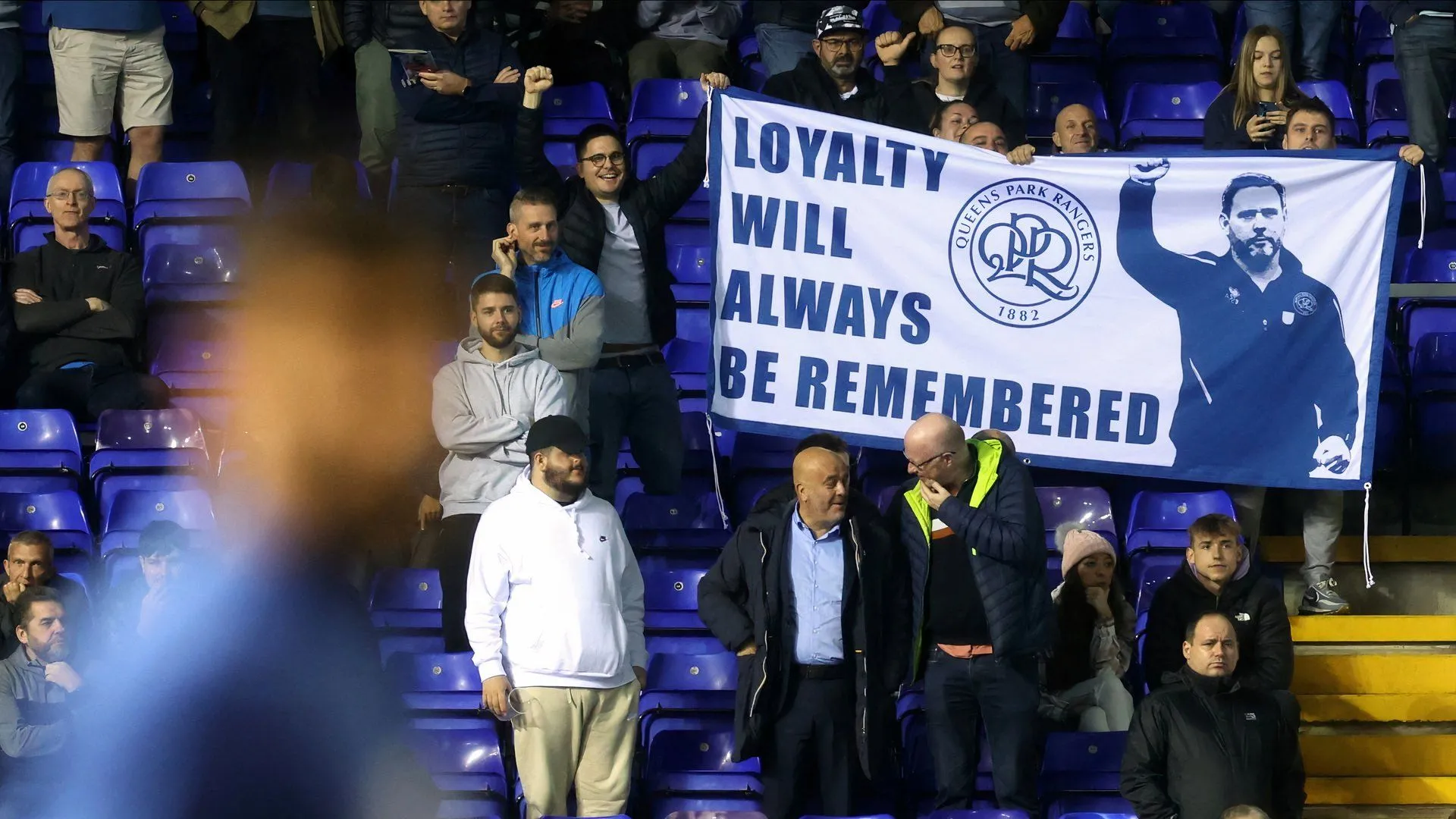 Cổ động viên QPR trên khán đài tạo bầu không khí ủng hộ đội bóng trong hành trình chinh phục Championship