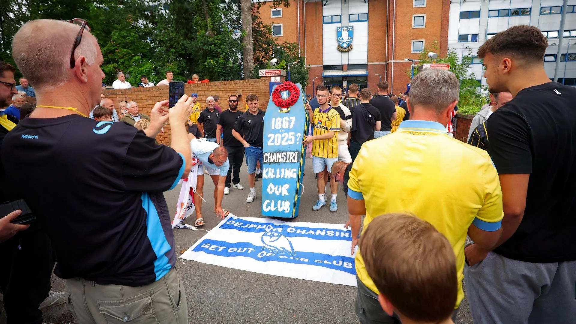 Cổ động viên Sheffield Wednesday biểu tình phản đối chủ sở hữu Dejphon Chansiri bên ngoài Hillsborough, thể hiện sự bất mãn và lo lắng