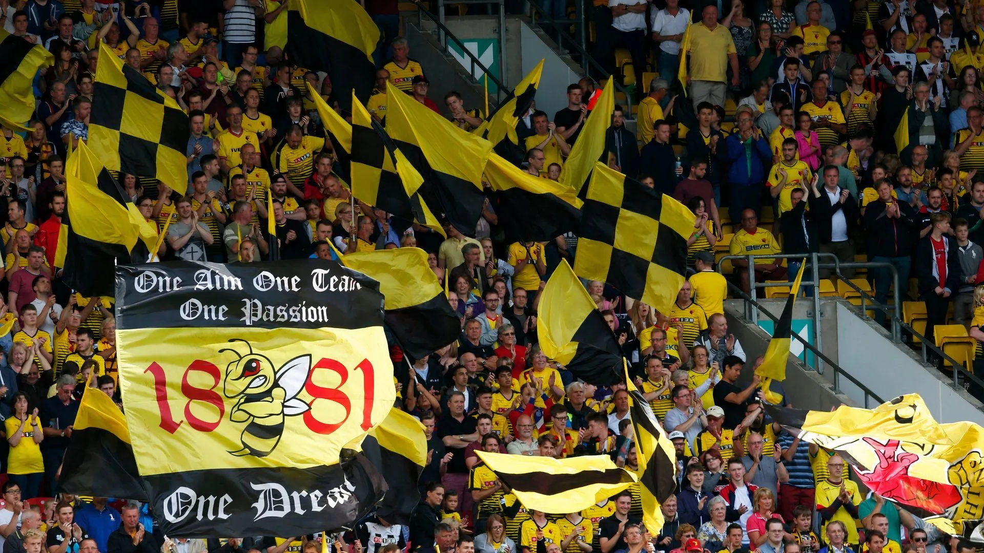Cổ động viên Watford trên khán đài Vicarage Road, tâm trạng dao động giữa hy vọng và lo âu