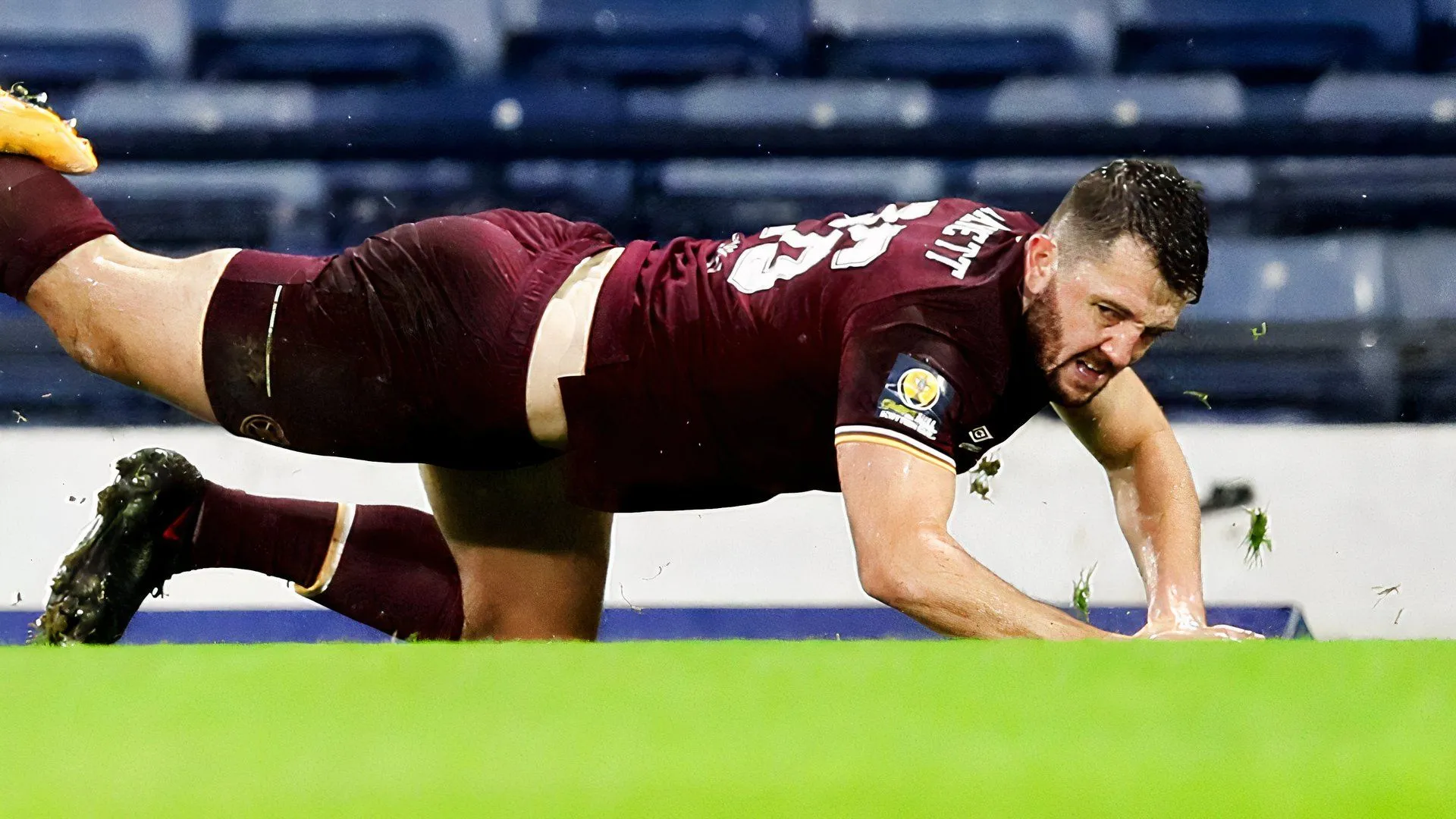 Craig Halkett tranh chấp tay đôi và thể hiện khả năng phòng ngự mạnh mẽ cho Hearts, ứng viên chuyển nhượng chất lượng cho Watford