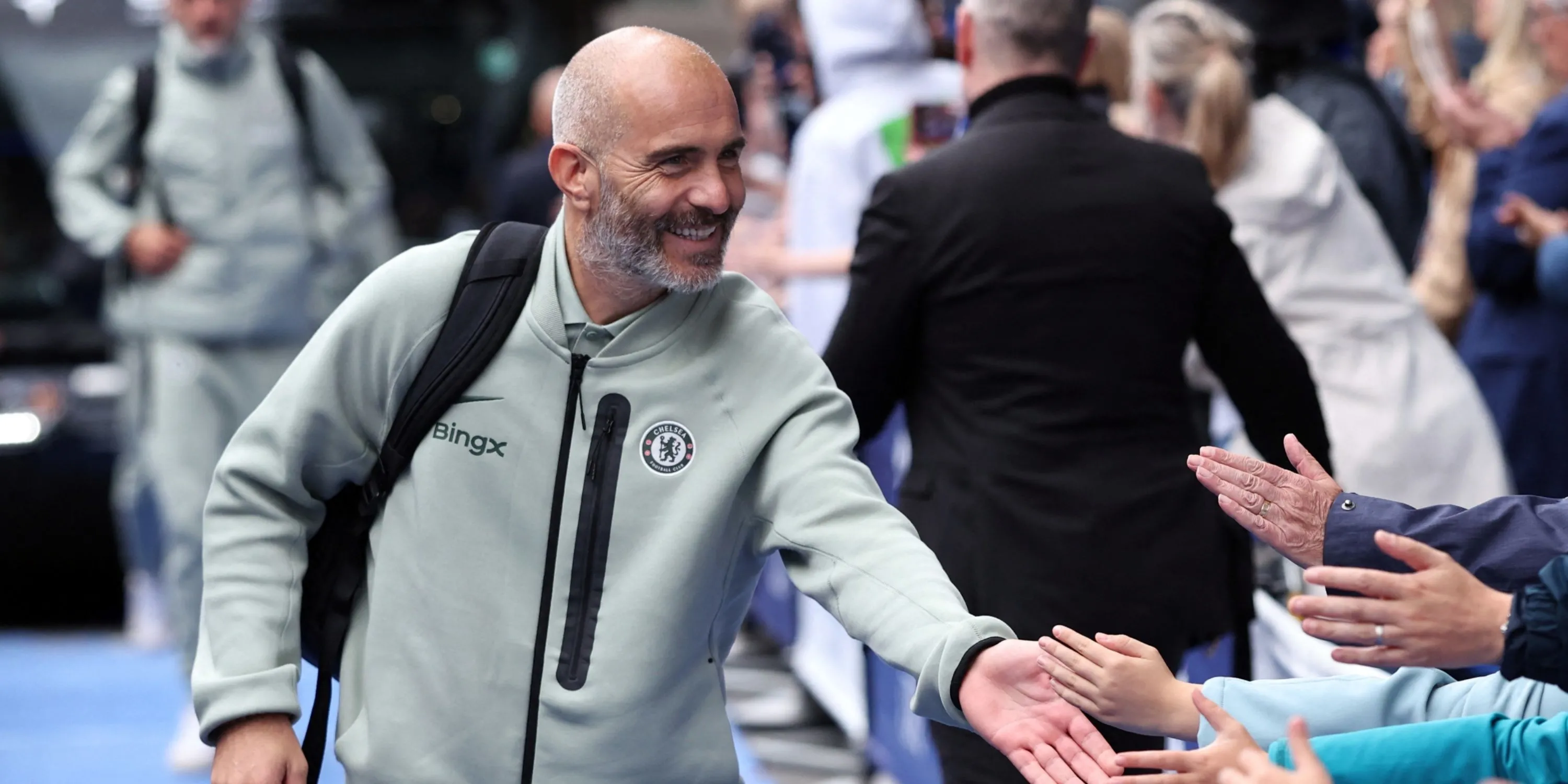 Enzo Maresca trên đường biên, HLV Chelsea mùa 2025/26