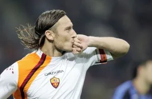 Francesco Totti ăn mừng, biểu tượng số 10 trong đội hình lý tưởng của Spalletti
