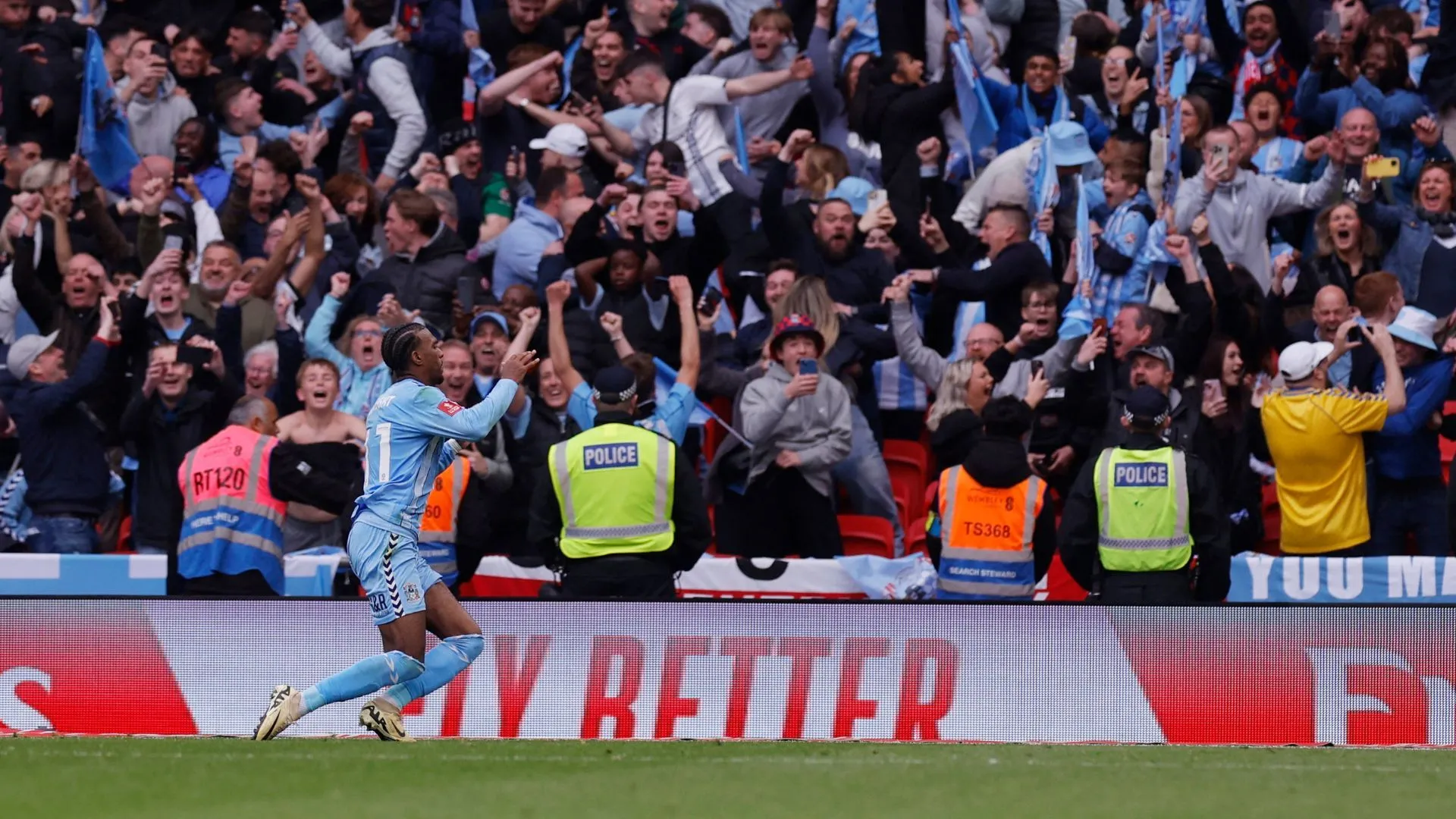 Haji Wright trong màu áo Coventry City, biểu tượng của sự cải thiện đội bóng