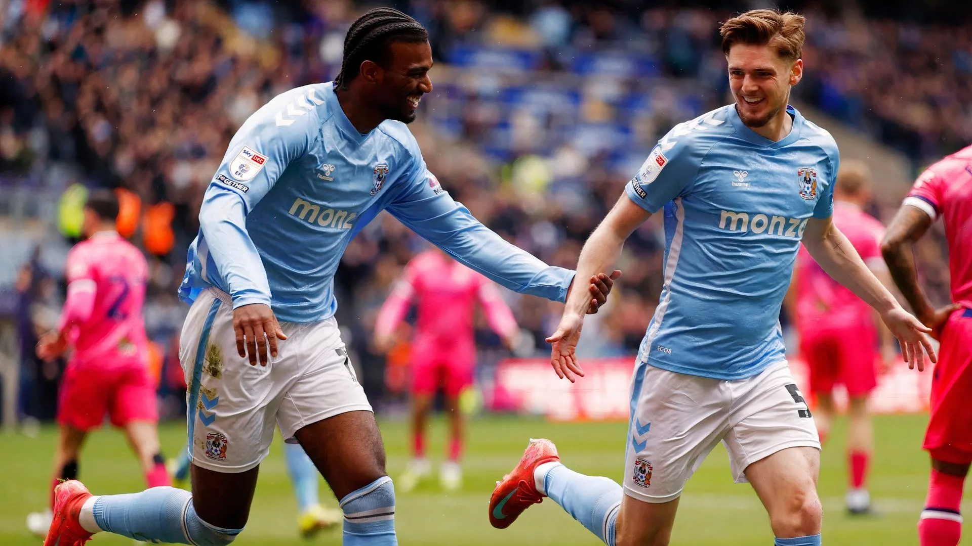 Haji Wright và Jack Rudoni trong màu áo Coventry City, hình ảnh cho thấy chiều sâu đội hình và lựa chọn tấn công của Lampard
