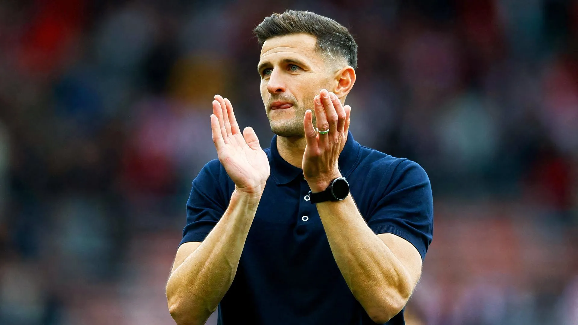 John Mousinho chỉ đạo từ đường biên tại Fratton Park, biểu hiện chiến thuật và áp lực kết quả