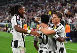 Jonathan David ăn mừng cùng đồng đội Kenan Yildiz và Khephren Thuram sau bàn thắng cho Juventus ở mùa giải trước
