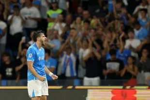 Khvicha Kvaratskhelia ăn mừng bàn thắng cho Napoli, lựa chọn chạy cánh trái trong đội hình của Spalletti