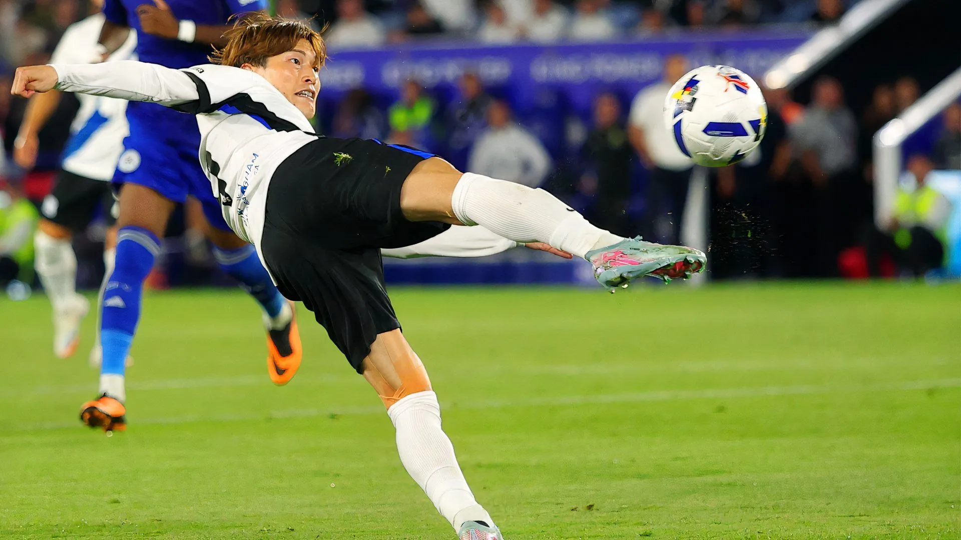 Kyogo Furuhashi trong màu áo Birmingham City tại trận gặp Leicester City, hình ảnh thể hiện áp lực chuyên môn của tiền đạo Nhật Bản