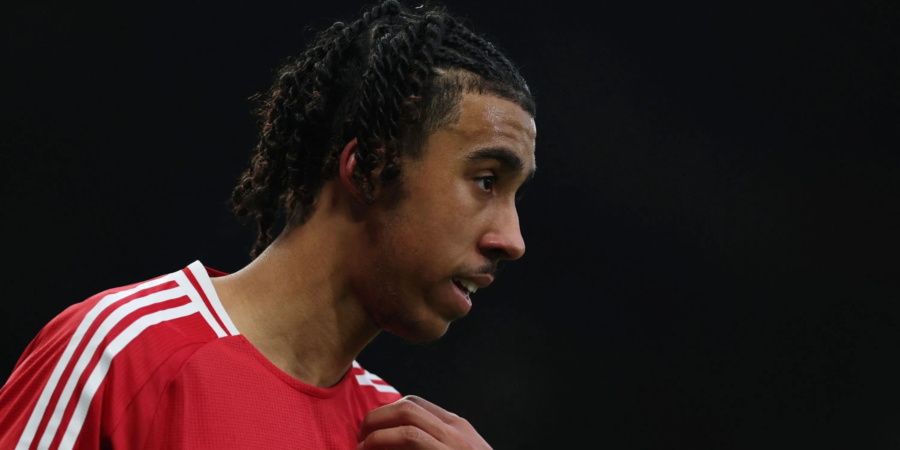 Leny Yoro trong màu áo Manchester United, trung vệ triển vọng