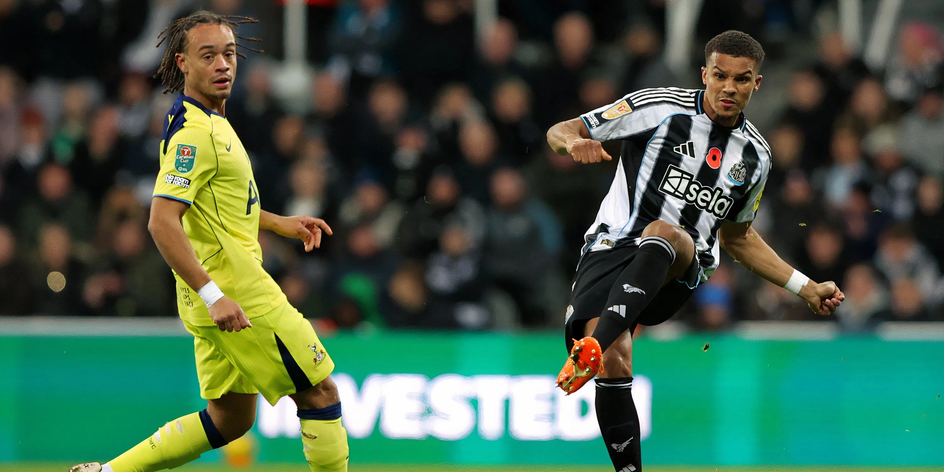 Malick Thiaw thi đấu cho Newcastle trong pha tranh chấp, minh chứng cho sự hòa nhập nhanh chóng vào hệ thống phòng ngự