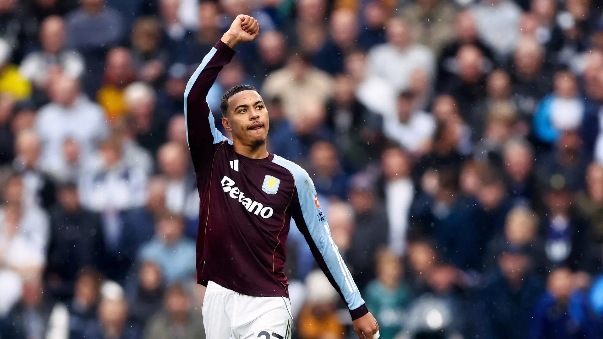 Morgan Rogers đang trong màu áo Aston Villa, chạy ăn mừng trên sân