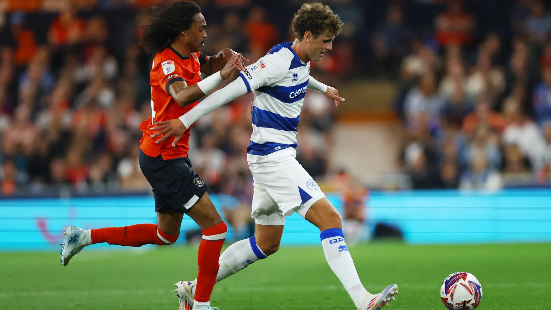 Nicolas Madsen trong màu áo QPR, tiền vệ tấn công gây ảnh hưởng lớn trong lối chơi của Rangers