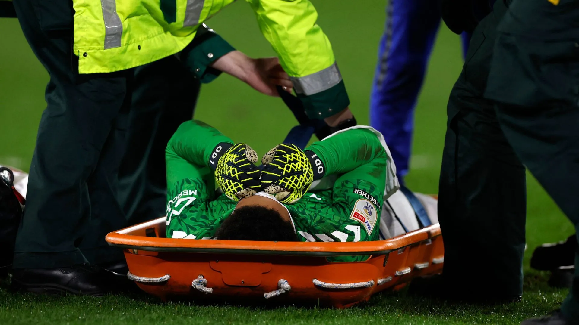 Oliver Dovin bị chấn thương ACL, ảnh mô tả khoảnh khắc rời sân và hậu quả cho vị trí thủ môn của Coventry