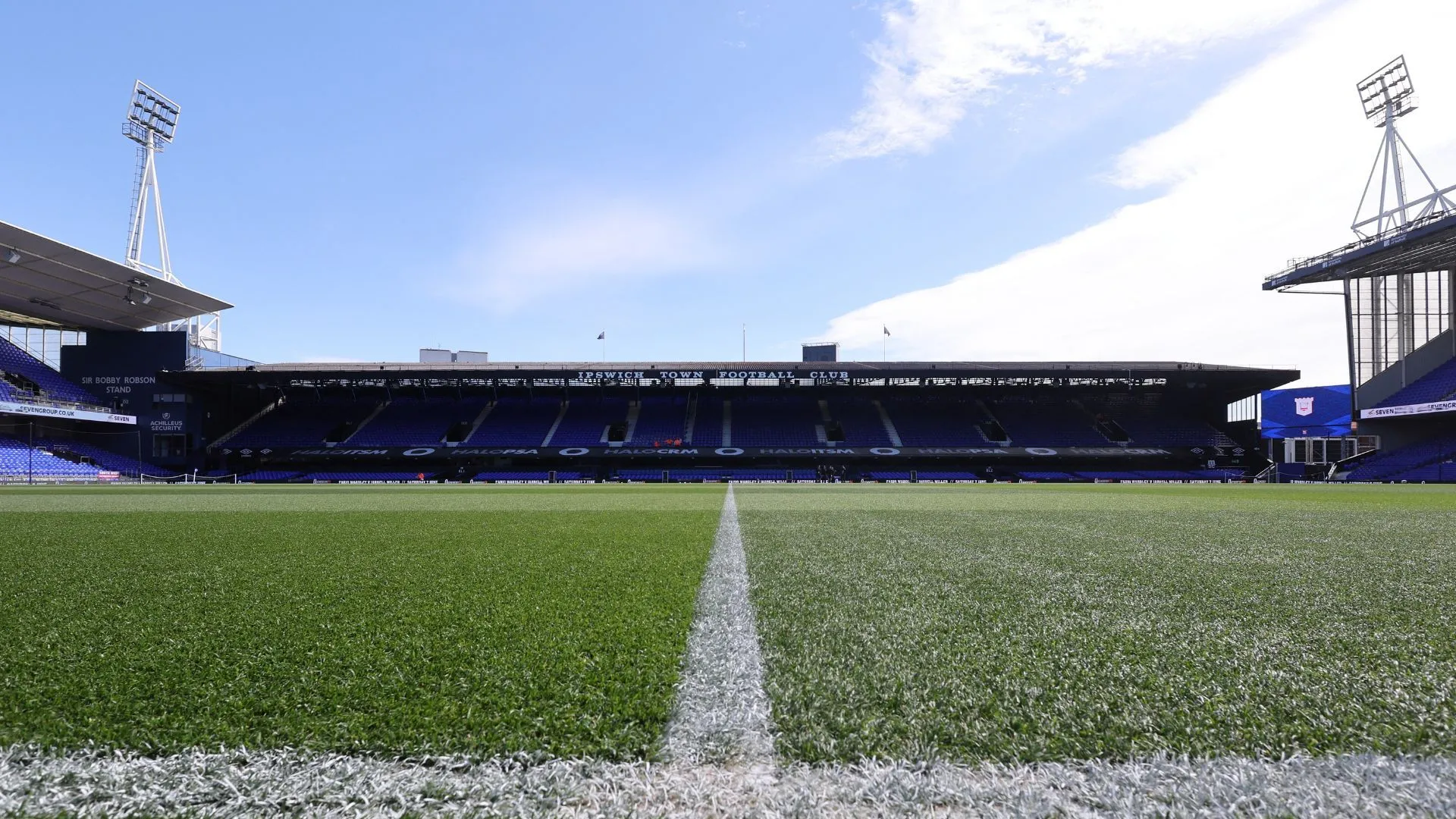Portman Road - sân nhà Ipswich Town với bầu không khí truyền thống của câu lạc bộ