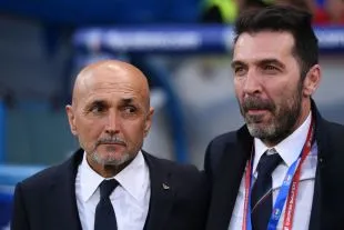 Spalletti cùng Gigi Buffon trong màu áo tuyển Italy, bức ảnh thể hiện uy tín và kinh nghiệm của nhà cầm quân