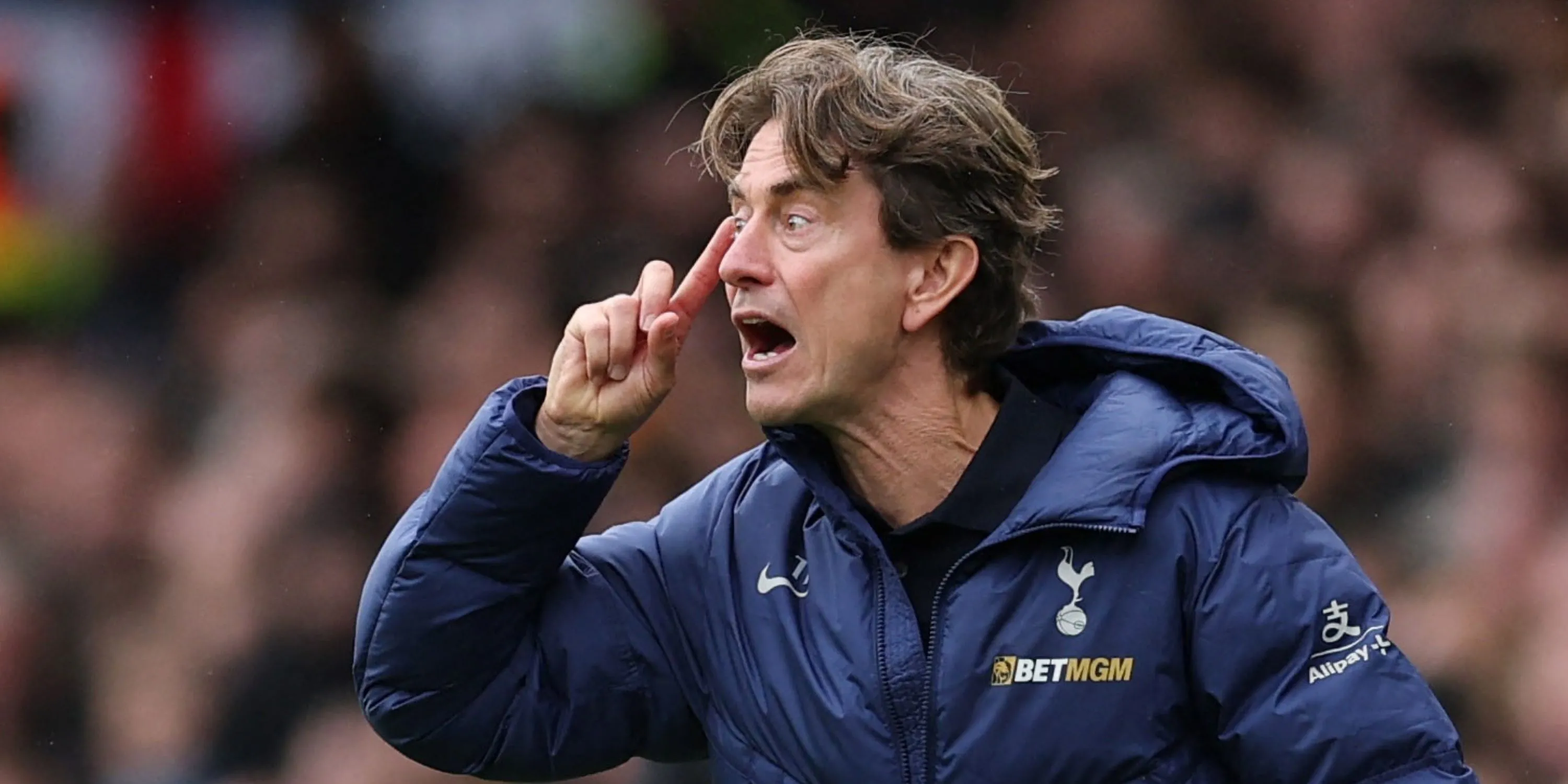 Thomas Frank chăm chú chỉ đạo trận đấu giữa Tottenham và Newcastle