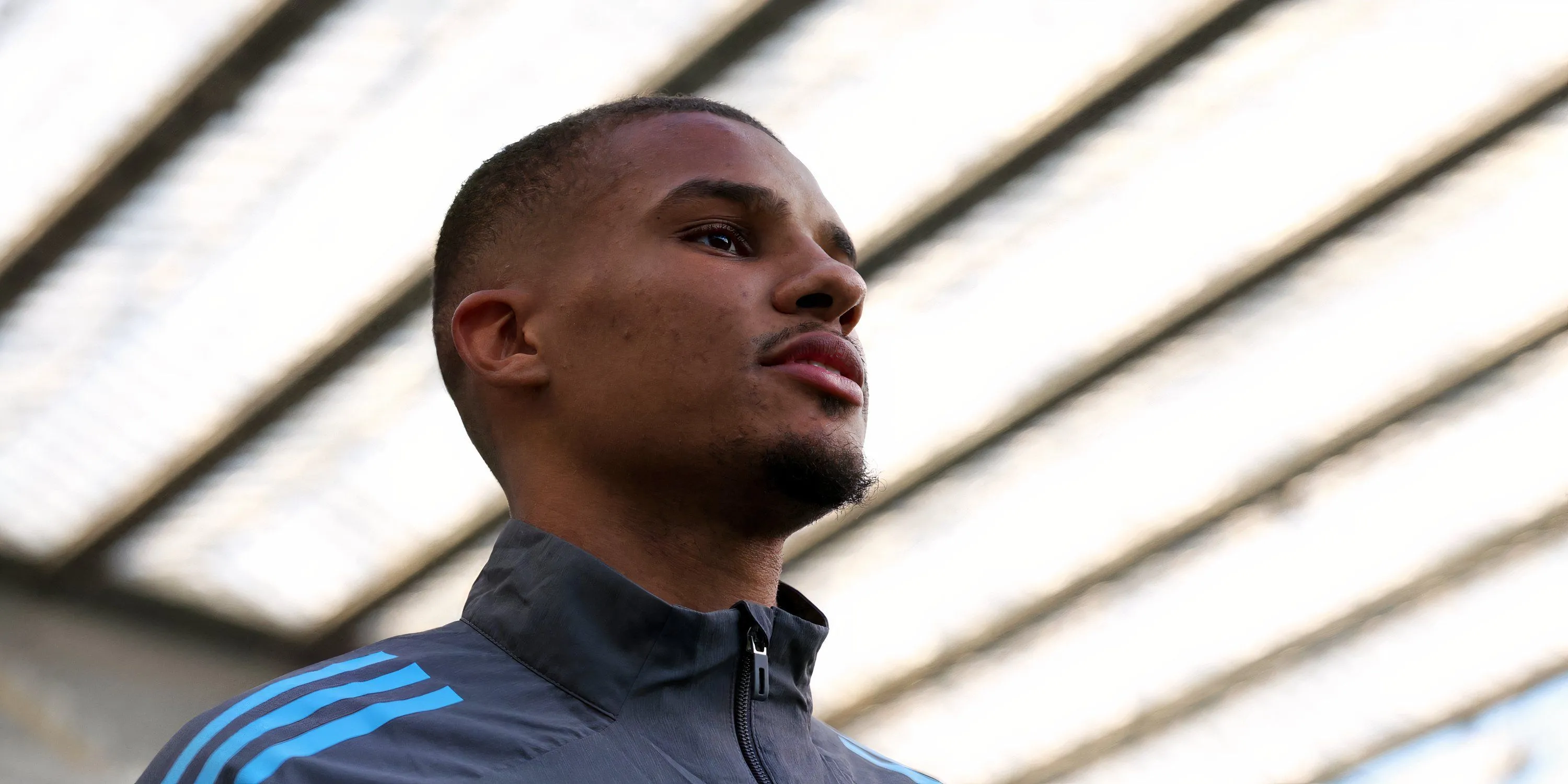 Trung vệ Malick Thiaw đánh đầu cho Newcastle trong một pha không chiến, thể hiện ưu thế trong không khí