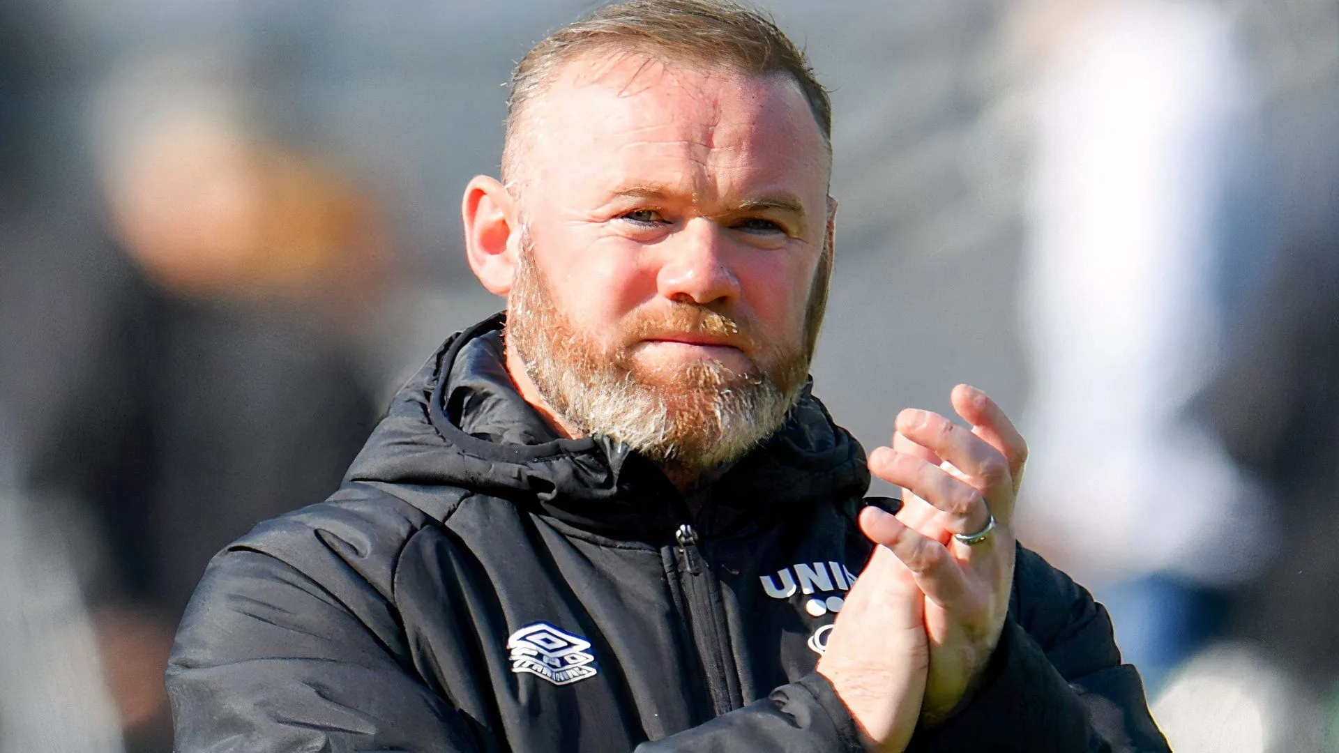 Wayne Rooney được CĐV nhắc tới khi so sánh phong cách huấn luyện với Tom Cleverley tại Plymouth