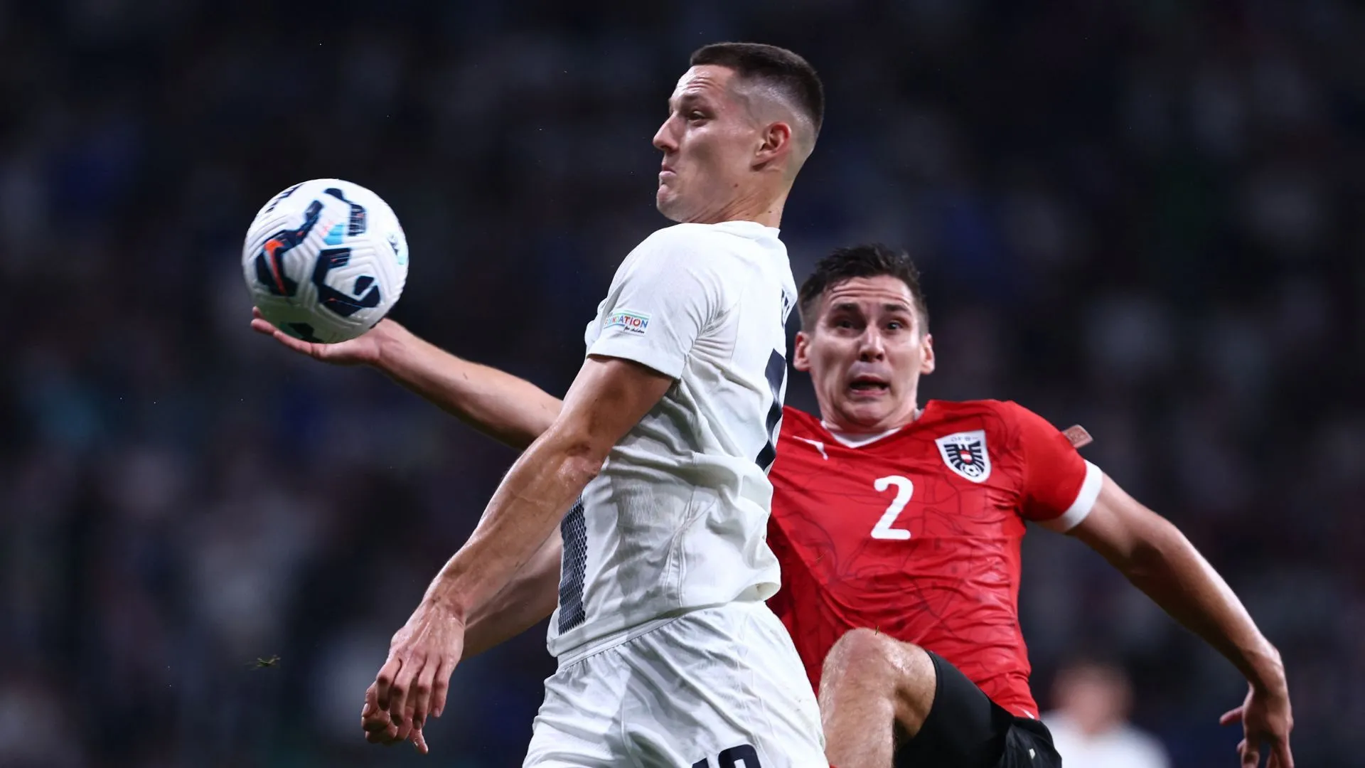 Zan Celar thi đấu cho tuyển Slovenia trong pha xử lý bóng, minh họa năng lực dứt điểm và chạy chỗ của tiền đạo Slovenia